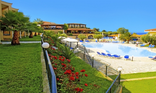 Майски празници на Халкидики – хотел Village Mare 4**** All Inclusive